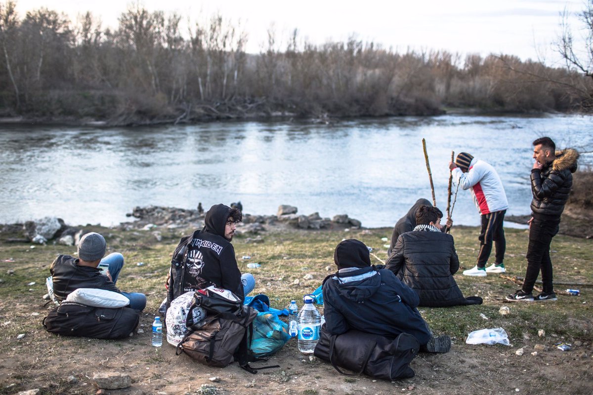 Grecia Turquía Acusa A Grecia De Utilizar Una Fotografía De 2019 De Migrantes Desnudos En El 1123