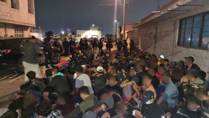 Migrantes hallados hacinados en una vivienda de Puebla, México