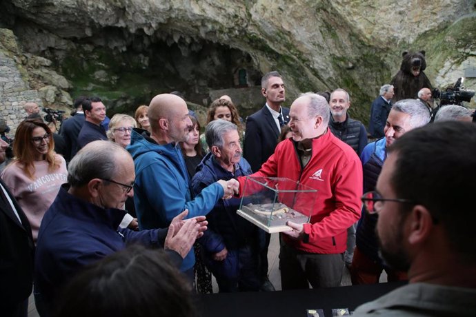 ALberto de Mónaco visita el Centro de Arte Rupestre de Puente Viesto y las cuevas del Monte Castillo.