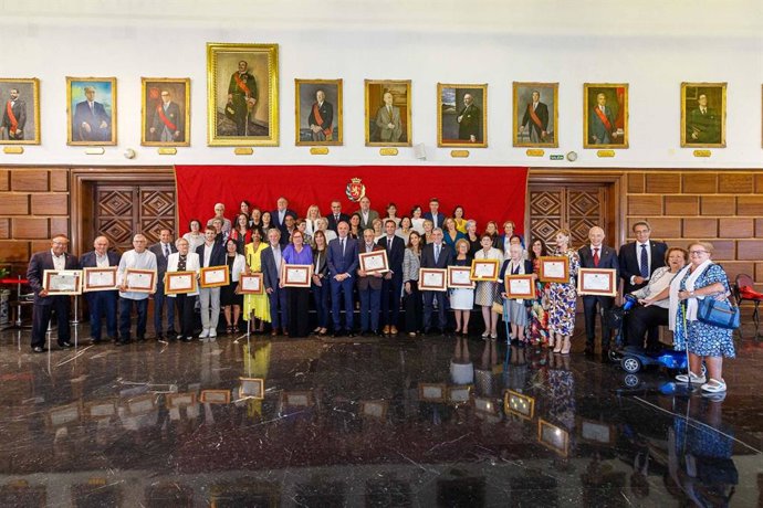 Foto de familia tras el acto de entrega del reconocimiento de Zaragozano ejemplar 2022.