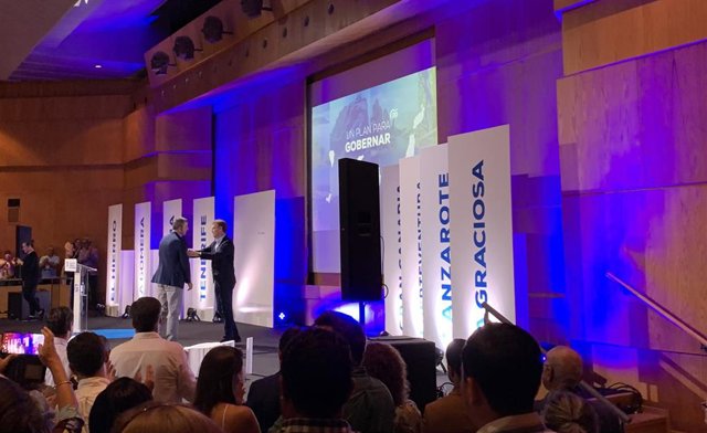 El presidente del PP, Alberto Núñez Feijóo, y su homólogo en Canarias, Manuel Domínguez, durante la convención en Las Palmas de Gran Canaria