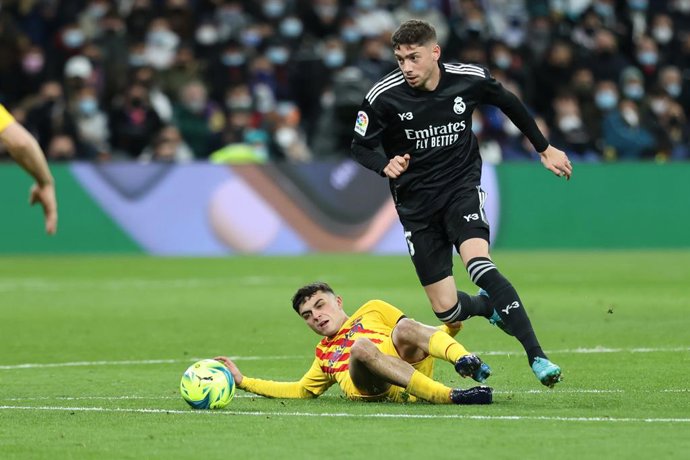 Archivo - Fede Valverde i Pedri González lluiten per una pilota en el Clssic del Santiago Bernabéu de LaLiga Santander 2021-2022