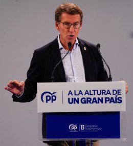 El presidente del Partido Popular, Alberto Núñez Feijóo, interviene durante la clausura del congreso del PP de Cantabria, en la Universidad de Cantabria, a 7 de octubre de 2022, en Santander, Cantabria (España).