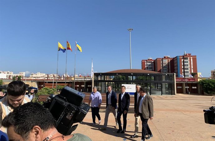 El presidente del PP de Canarias, Manuel Domínguez, junto al presidente del PP, Alberto Núñez Feijóo, y el presidente del PP de Gran Canaria, Miguel Jorge Blanco (en el centro), a su llegada a Infecar, en Las Palmas de Gran Canaria