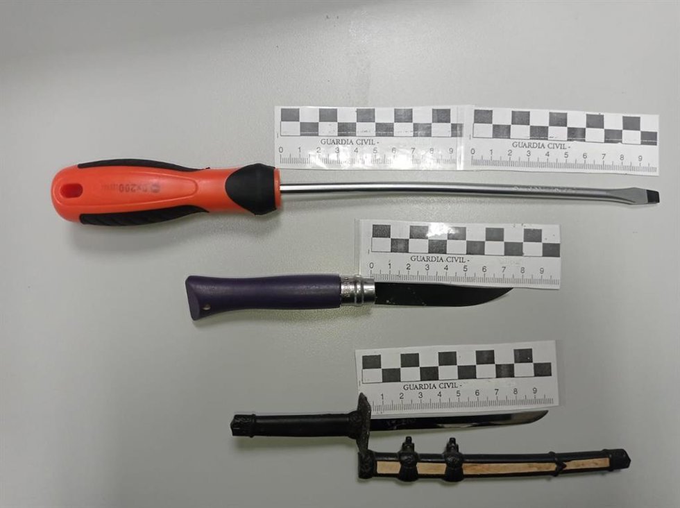 Armas que portaba el detenido.