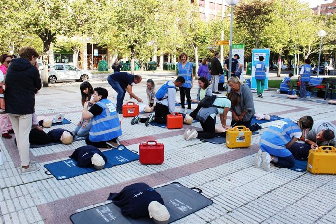 Maratón de reanimación cardiopulmonar organizada por el Colegio de Enfermería de Navarra.