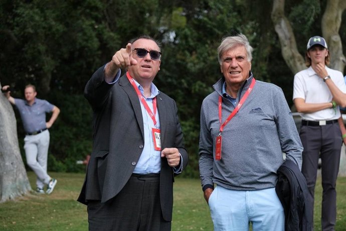 El consejero de Turismo, Cultura y Deporte, Arturo Bernal, en la última jornada del Estrella Damm NA Andalucía Masters de golf