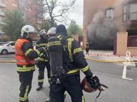 Doce dotaciones de Bomberos trabajan en la extinción de un incendio sin heridos en un garaje en Usera
