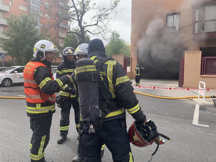 Bomberos trabajan en la extinción de un incendio sin heridos en un garaje en Usera