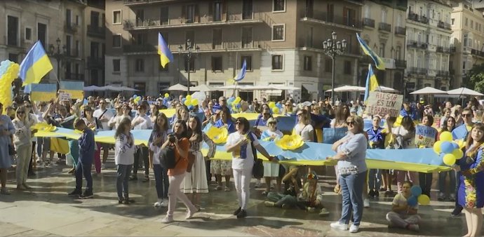 Ucranianos se concentran en Valncia para denunciar los crímenes de guerra de Rusia