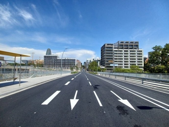 La calle de Tnger reformada con un nuevo carril bici unidireccional, un carril bus y dos carriles de circulación general