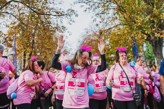 La III Carrera Solidaria contra el cáncer de mama moviliza en Vitoria a más de 1.300 participantes