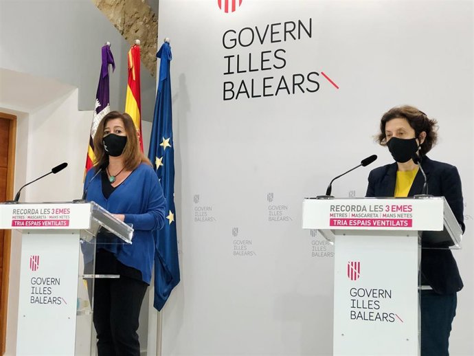 Archivo - La presidenta del Govern, Francina Armengol, con la consellera de Asuntos Sociales, Fina Santiago.