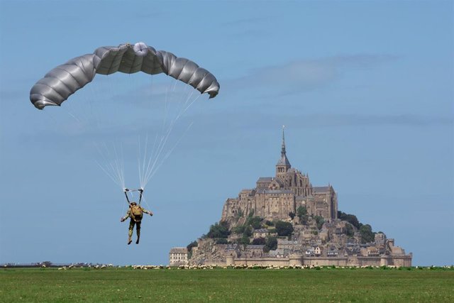 Archivo - Paracaidista junto al monte San Michel de Francia