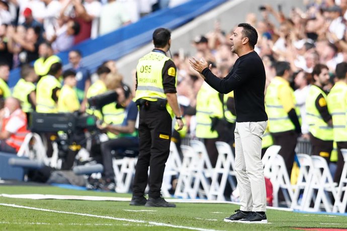 El entrenador del FC Barcelona Xavi Hernández gesticula durante el Real Madrid-FC Barcelona de LaLiga Santander 2022-2023