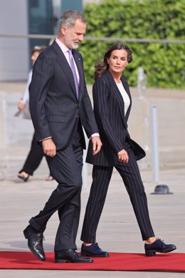 Sus Majestades Felipe VI y la Reina Letizia llegan al aeropuerto para emprender un viaje de Estado a Alemania a 16 de Octubre de 2022 en Madrid (España).