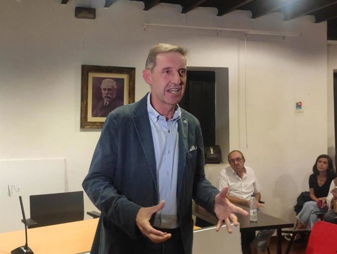 El ganador de las primarias de la AMSO-PSOE y candidato a la alcaldía de Oviedo por esta formación,  Carlos Llaneza, se dirige a la militancia tras conocer el resultado de la votación.