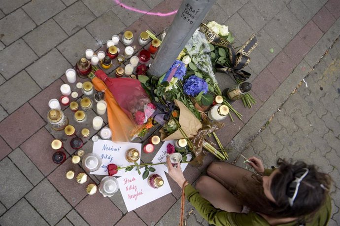 Velas en el lugar del tiroteo frente a un bar gay en Bratislava, Eslovaquia