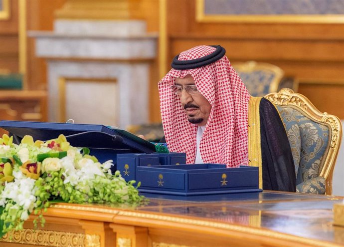 El rey de Arabia Saudí, Salman bin Abdulaziz, en una reunión de su gabinete en Riad.