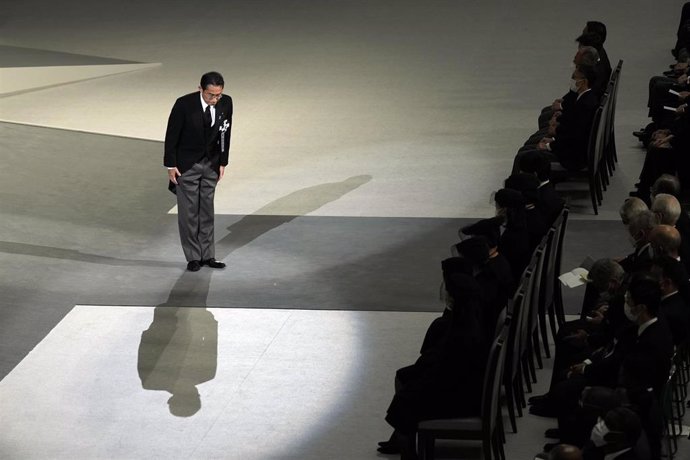 El primer ministro de Japón, Fumio Kishida, muestra sus condolencias en el funeral de Estado por el asesinato del ex primer ministro Shinzo Abe, Tokio