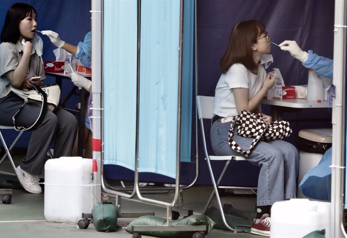 Archivo - 05 September 2022, China, Hong Kong: Two women gets tested inside the booth at Covid-19 Community Testing Centre. Photo: Liau Chung-Ren/ZUMA Press Wire/dpa