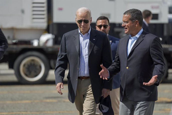 03 October 2022, US, Ponce: US President Joe Biden (L) is briefed by Puerto Rico Governor Pedro Pierluisi on emergency relief efforts in the aftermath of Hurricane Fiona, in Ponce, Puerto Rico. Photo: Adam Schultz/Planet Pix via ZUMA Press Wire/dpa