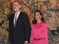 ¡Todo al rosa! La Reina Letizia deslumbra en su primer acto en Alemania con un total look fucsia y cómodos tacones