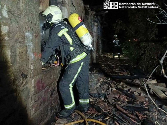 Bomberos trabajando en el fuego en la ermita.