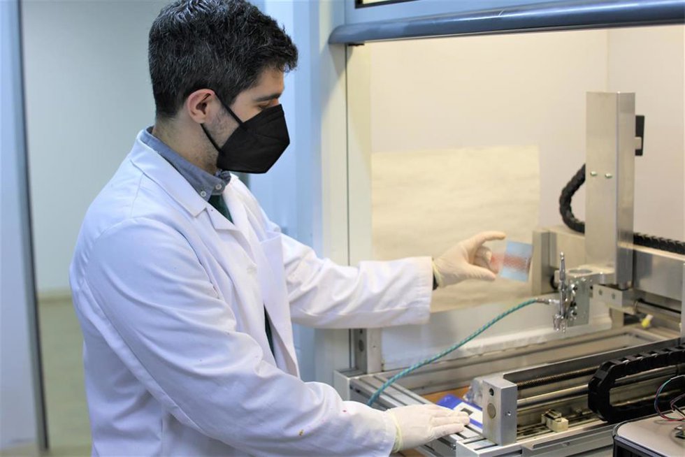 Foto adjunta de un investigador trabajando en el desarrollo de células solares por recubrimiento en espray, uno de los temas financiados en esta convocatoria de fondos Next Generation.
