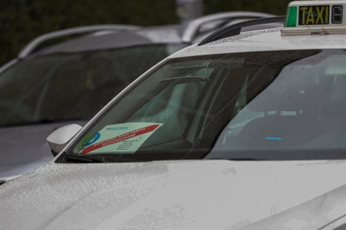 Archivo - Un taxi pasa al lado de las Urgencias del Hospital Gregorio Marañón  