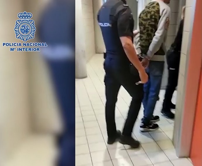 Archivo - Detenidos los autores de seis atracos a punta de pistola en dos semanas en varios establecimientos de Móstoles