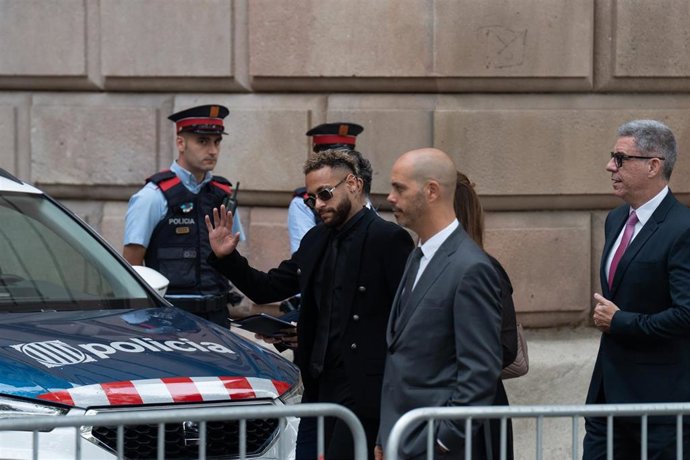 El delantero del Paris Saint-Geirman Neymar da Silva a su llegada a la Audiencia de Barcelona, a lunes 17 de octubre de 2022, en Barcelona, Catalunya (España).