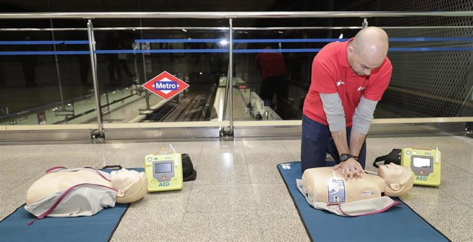 Archivo - Imagen de archivo de desfibriladores en Metro de Madrid