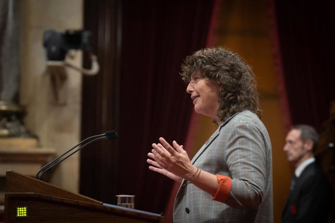 La consellera de Acción Climática, Alimentación y Agenda Rural, Teresa Jord, interviene durante una sesión de control al Govern, en el Parlament de Catalunya, a 5 de octubre de 2022, en Barcelona, Catalunya (España). Durante su intervención, el preside