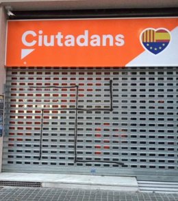 Imatge de la creu gammada a la seu de Cs a Barcelona