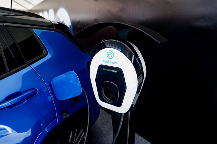 Archivo - Un vehículo eléctrico durante su recarga, en la inauguración de la séptima edición de la Feria del Vehículo Eléctrico de Madrid (VEM), en la Plaza de Colón, a 16 de septiembre de 2022, en Madrid (España).