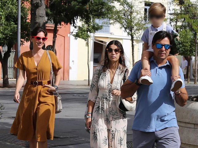Tana Rivera, de paseo por Sevilla el día de su cumpleaños con su padre, Lourdes Montes y su hermano Curro