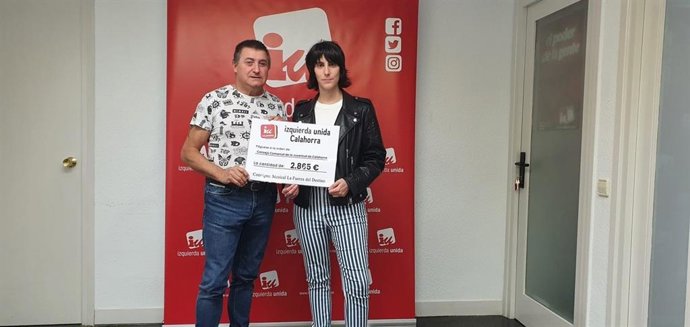 IU Calahorra entrega al Consejo de la Juventud un cheque con los beneficios obtenidos del musical La fuerza del destino