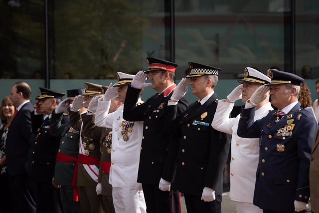 El comisario jefe de los Mossos d'Esquadra, Josep Maria Estela (c), espera la llegada del ministro de Interior al acto por el Día de la Policía Nacional, a 10 de octubre de 2022, en Barcelona, Catalunya (España). 