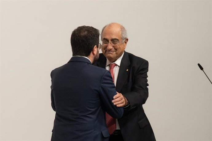El presidente de la Generalitat, Pere Aragons (i) y el nuevo conseller de Univesidades, Joaquim Nadal (d), durante su toma de posesión, en el Palau de la Generalitat, a 11 de octubre de 2022, en Barcelona, Cataluña (España). Los siete nuevos consellers