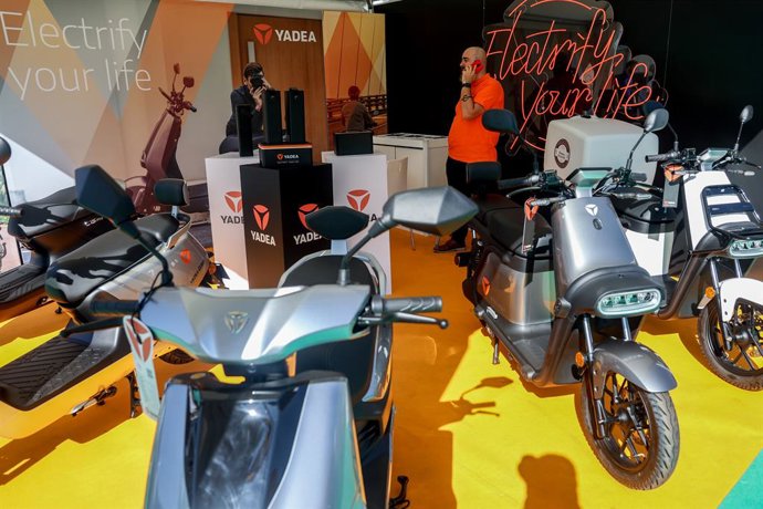 Estand de motos eléctricas de la marca Yadea en la séptima edición de la Feria del Vehículo Eléctrico, en la plaza de Colón, a 15 de septiembre de 2022, en Madrid (España).