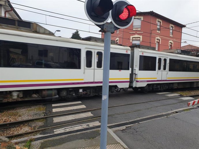 Archivo - Paso a nivel de tren en Colloto, Siero.