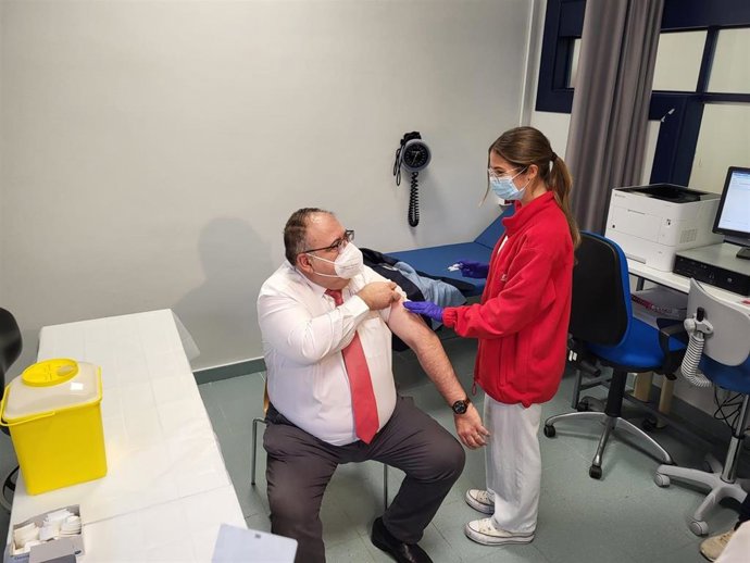 El consejero de Sanidad recibe la vacuna de la gripe en el inicio de la campaña autonómica de 2022