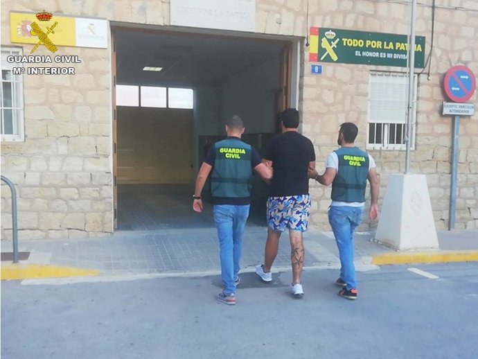 Detenidos dos hombres por atracar un estanco y otro por simular un robo violento en Monforte del Cid