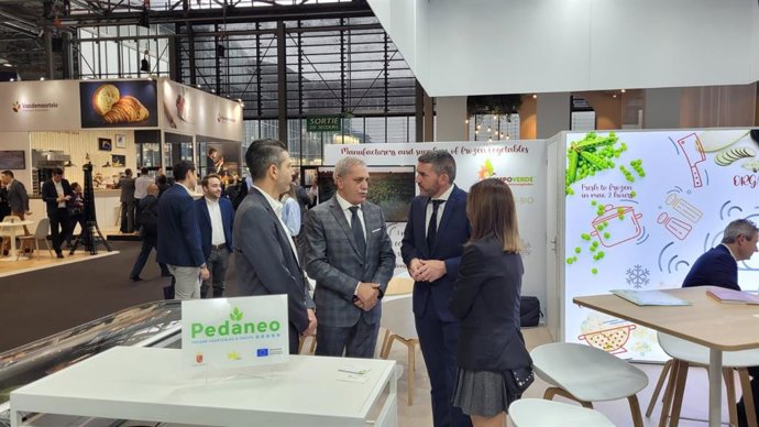 El consejero Antonio Luengo durante su visita a empresas de la Región de Murcia en la Feria SIAL de París.