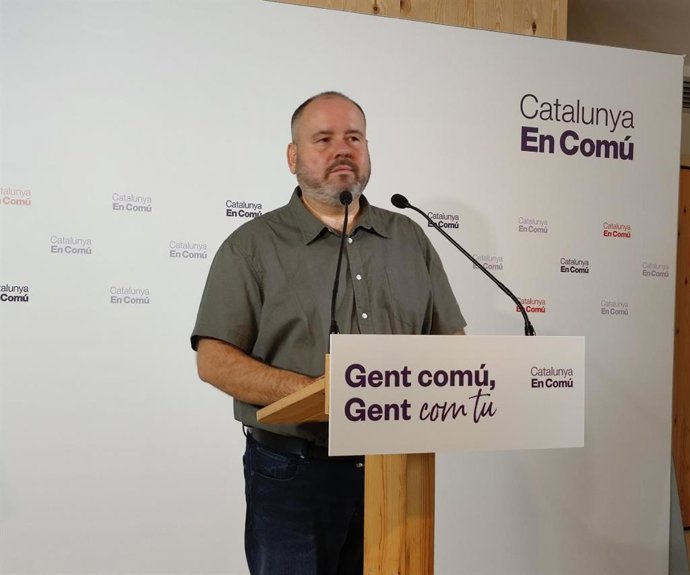 El portavoz de los comuns y diputado en el Congreso, Joan Mena, en rueda de prensa.
