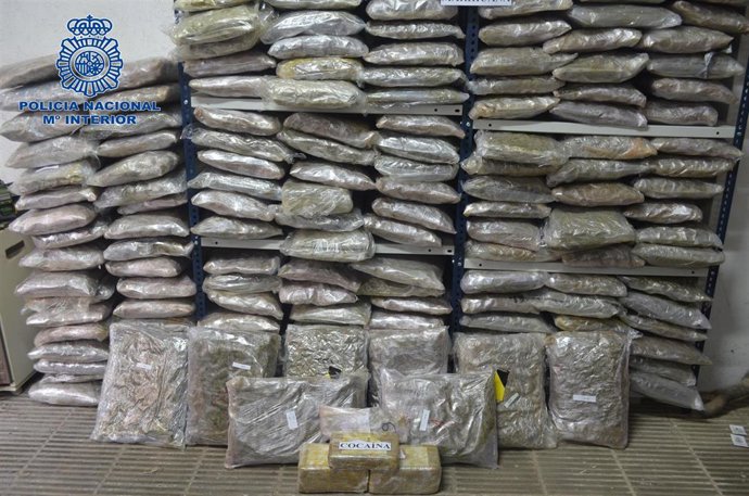 Nota De Prensa: 'Policía Nacional Detiene Una Autocaravana Con Más De 240 Kilogramos De Marihuana Y 5,6 De Cocaína En Su Interior'.