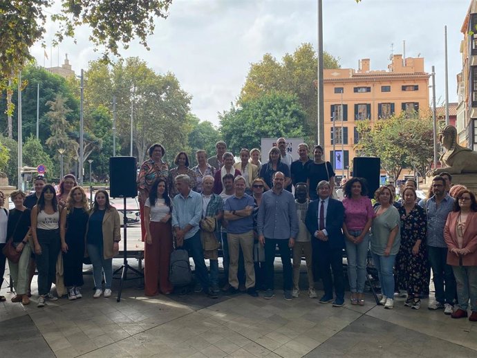 Miembros de la Xarxa per la Inclusió Social (EAPN-Baleares) junto a representantes políticos como el presidente del Parlament, Vicen Toms, en el Paseo de Borne, en Palma.