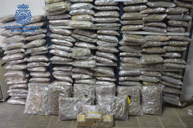 Imatge dels 242 quilos de marihuana i 5,6 de cocaïna interceptats