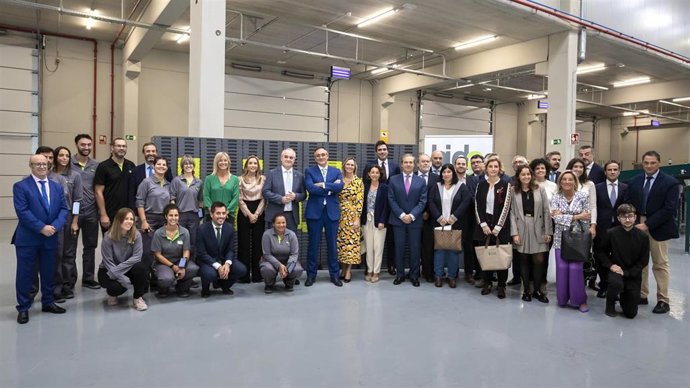 El consejero de Sanidad, Raúl Pesquera, inaugura el almacén farmacéutico de Bidafarma Cantábrico.